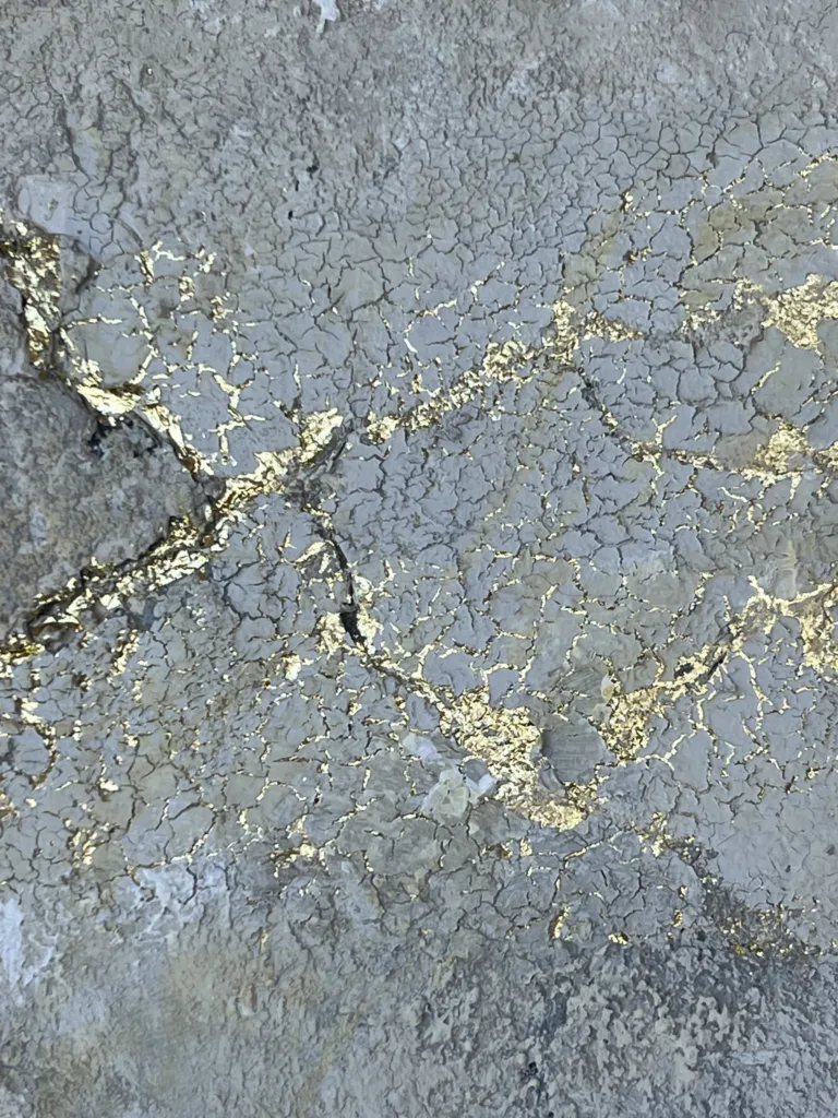 La Emprendada, detalle de grietas y oro
